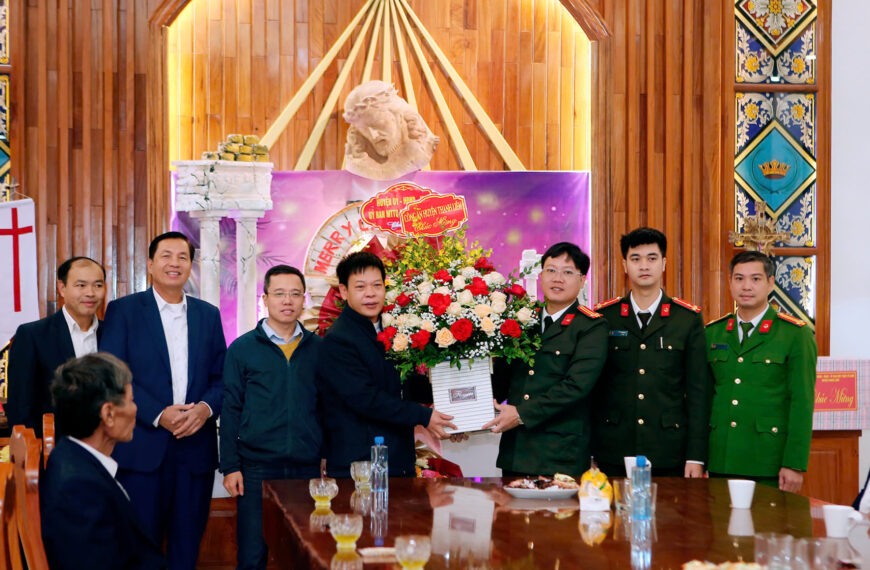 Cơ quan Nhà nước chúc mừng Giáo xứ Sở Kiện nhân dịp Lễ Giáng sinh 2024