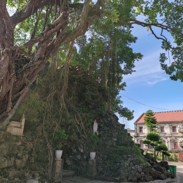 Hang đá Sở Kiện