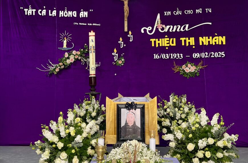 Đời tôi trăm năm bên Ngài vui bước
