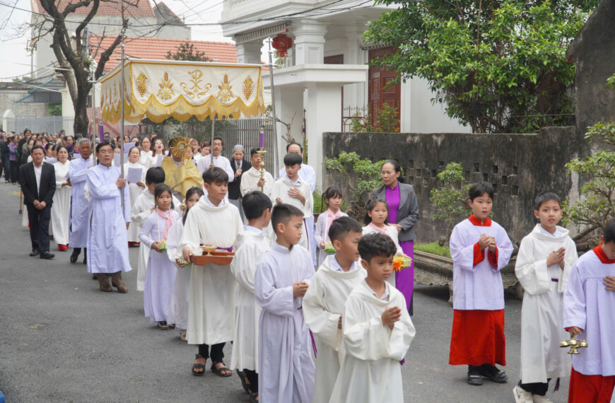 Giáo họ Yên Xá rước tôn vinh Thánh Thể và dâng Thánh lễ tạ ơn ngày Chầu hồng phúc