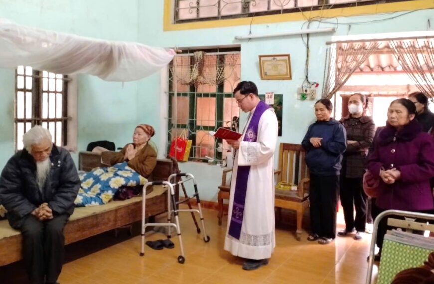Giáo xứ Sở Kiện: Quý Cha xức dầu bệnh nhân tại tư gia
