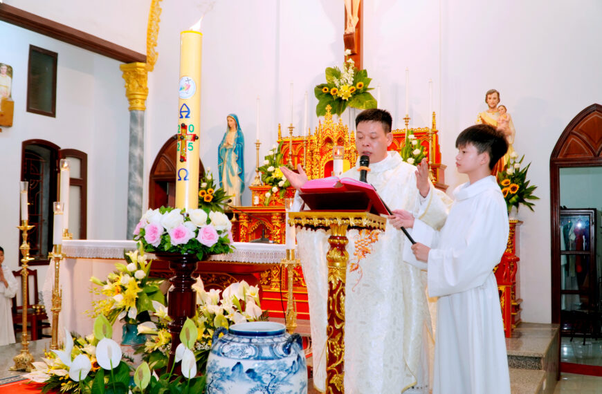 Giáo họ Yên Xá cử hành Đêm Canh thức Vượt Qua – Ánh sáng Chúa Kitô
