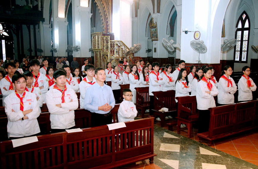 Giáo xứ Quần Vinh hành hương Năm Thánh tại TTHH Sở Kiện