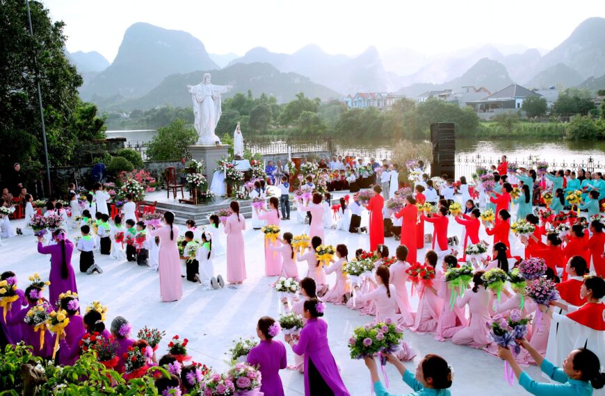 Giáo miền Sở Kiện – Khắc Cần dâng hoa đồng tiến kính Nữ Vương Hy Vọng tại Giáo họ Tháp