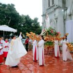 Dâng hoa đồng tiến kính Đức Mẹ và hân hoan mừng lễ Chúa lên trời tại Giáo họ Trung Thứ