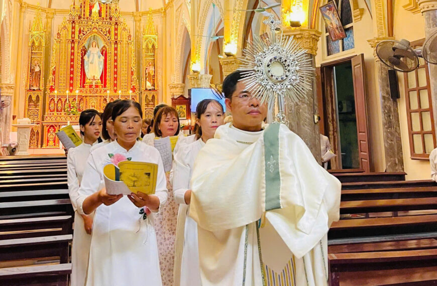 Giáo họ Võ Giang: Tôn vinh Thánh Thể…