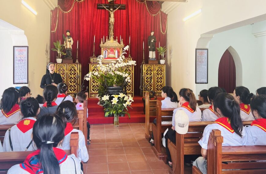 Giáo lý viên Giáo xứ Ninh Cường hành…
