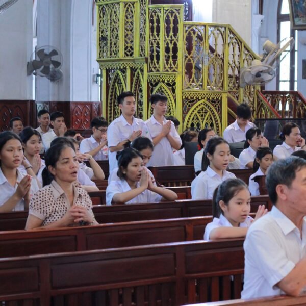 Ca đoàn Thiếu nhi và Giáo lý viên…