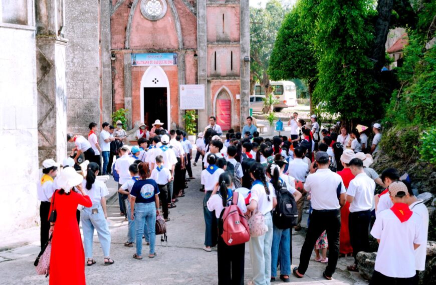 Thiếu nhi Giáo xứ Lỗ Xá hành hương…