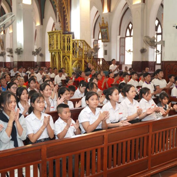 Giáo xứ Phú Lương hành hương Năm Thánh…