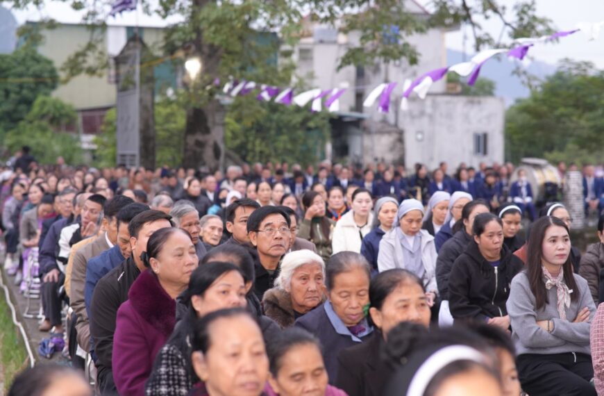 Cộng đoàn Giáo xứ Sở Kiện hiệp dâng…