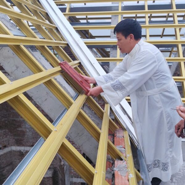 Giáo họ Ô Cách đặt những viên ngói…