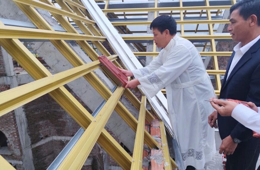 Giáo họ Ô Cách đặt những viên ngói&hellip;