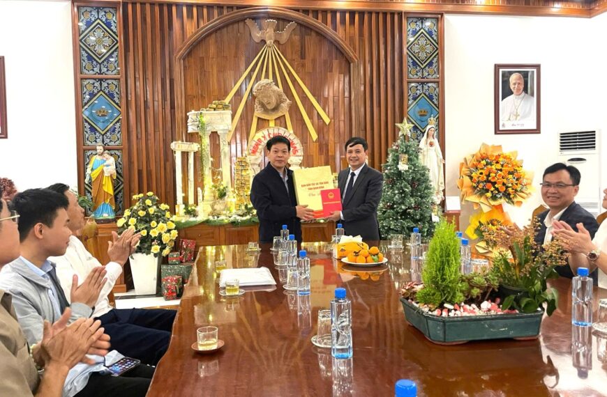 Đoàn cán bộ tỉnh Ninh Bình chúc mừng&hellip;