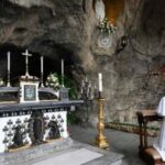 Đức Thánh Cha cùng các bệnh nhân cầu nguyện tại hang đá Đức Mẹ Lộ Đức ở Vườn Vatican