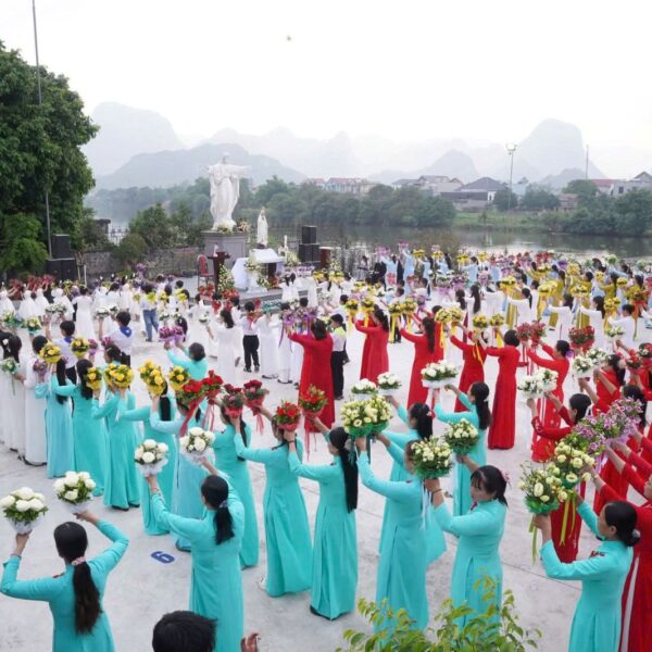Dâng hoa đồng tiến kính Đức Mẹ Maria…