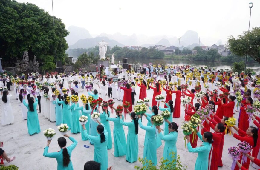 Dâng hoa đồng tiến kính Đức Mẹ Maria&hellip;
