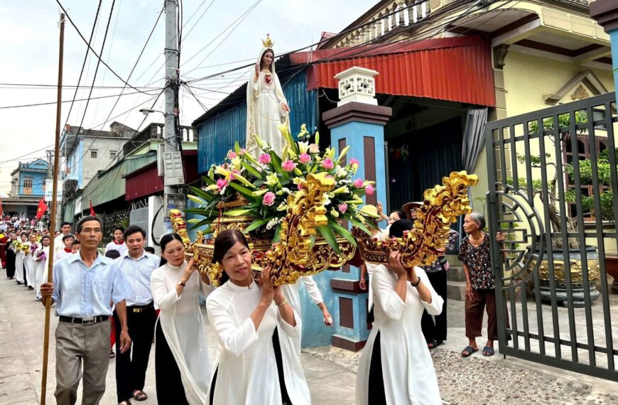 Dâng hoa đồng tiến kính Đức Trinh Nữ&hellip;